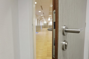 poignée de porte bâtiment public