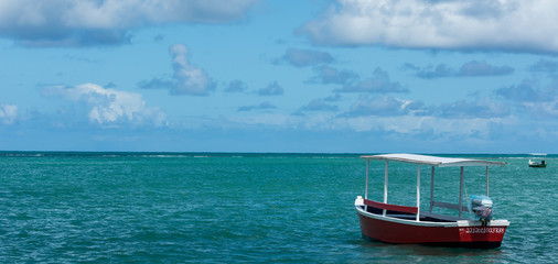 Fototapeta premium lancha anclada en el mar