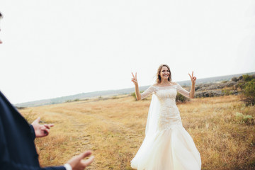 Fototapeta na wymiar beautiful bride in a white dress stands outdoors