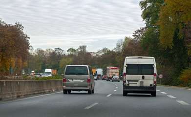 Fototapeta na wymiar Straßenverkehr auf der Autobahn