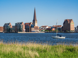 Blick über die Warnow auf die Hansestadt Rostock