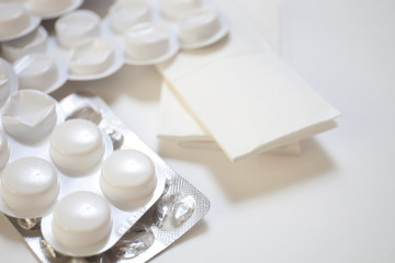 Tabletts and tissue against cold and flu