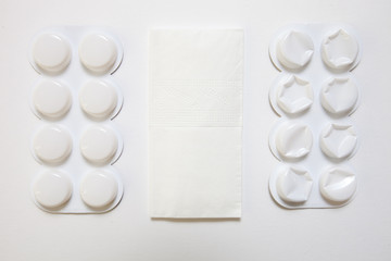 Tabletts and tissue against cold and flu