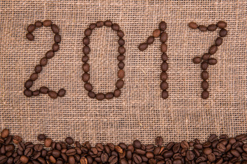 Новый год 2017 из кофейных зерен на мешковине
