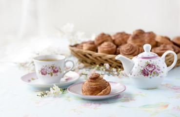 Obraz na płótnie Canvas Homemade cinnamon buns cakes on a table