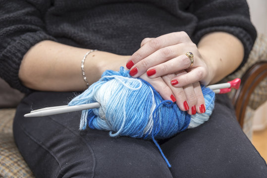 Knitting needles with the use of wool