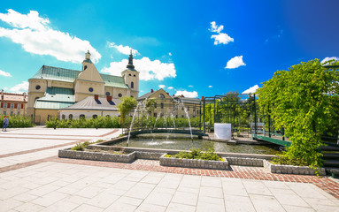 Rzeszow / fontanna w miejskim ogrodzie