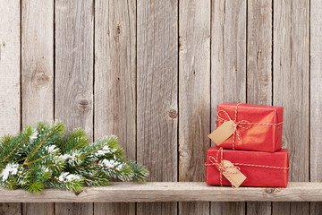 Obraz na płótnie Canvas Christmas gift boxes and fir tree