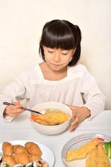 天ぷらうどんを美味しそうに食べる女の子