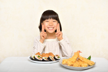お寿司を美味しそうに食べる女の子