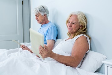 Obraz premium Senior couple using digital tablets