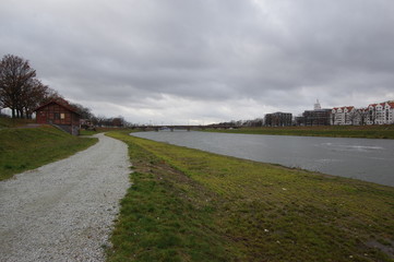 spacer nad rzeką w chmurny dzień