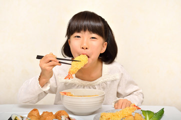 天ぷらうどんを美味しそうに食べる女の子