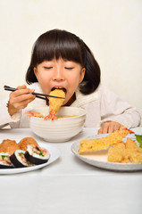 天ぷらうどんを美味しそうに食べる女の子
