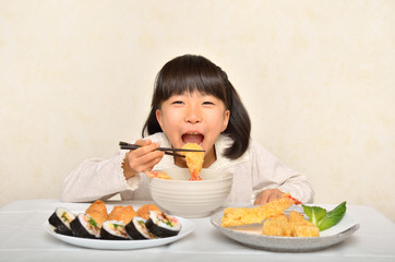 天ぷらうどんを美味しそうに食べる女の子