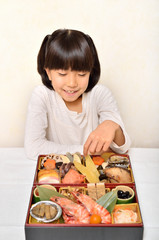 おせち料理を食べる女の子