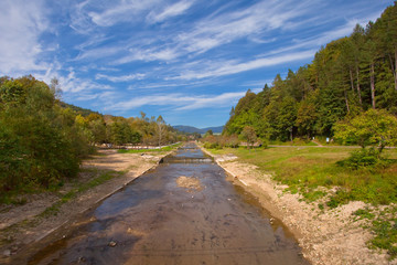Słoneczny dzień nad rzeką w górach © rogozinski