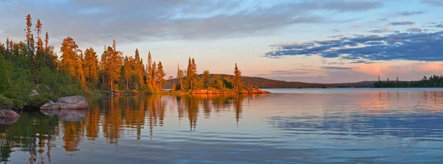 Felsige Insel bei Sonnenuntergang am See in Finnland. © Belozorova Elena