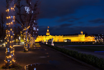 Karlsruher Schloss geschmückt zur Weihnachtszeit