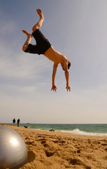 Ballon de saut acrobatique sur la plage