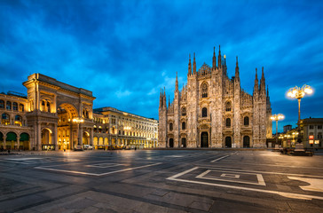 Fototapeta na wymiar Domplatz in Mailand Italien mit Dom und Triumphbogen