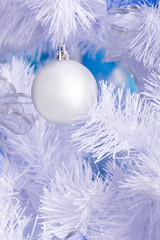 Fototapeta na wymiar White Christmas ball