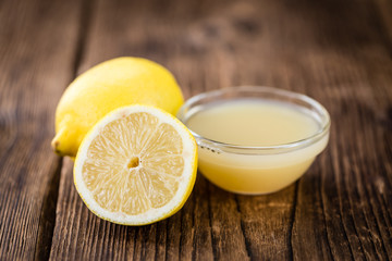Jus de citron frais sur un fond rustique