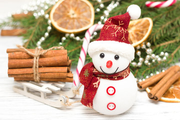 Рождественские украшения снеговик и шары
