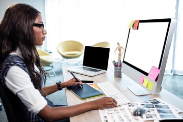 Obraz na płótnie Canvas Businesswoman using a computer