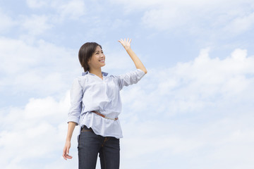 笑顔で手を振る女性