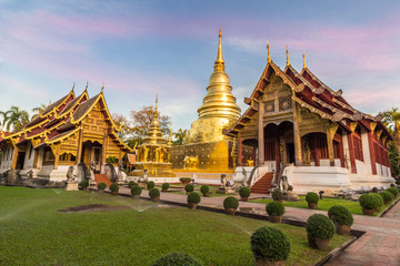 Wat Phra Singh-tempel en heldere blauwe hemel. Chiang Mai, Thailand.