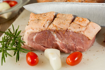 Rohes Schweinefleisch für die Zubereitung eines Krustenbratens