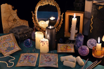 Divination rite with candles, the tarot cards, mirrow and crystals - obrazy, fototapety, plakaty