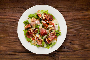 Fresh salad with figs and prosciutto.