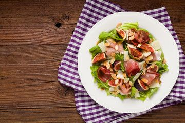 Fresh salad with figs and prosciutto.