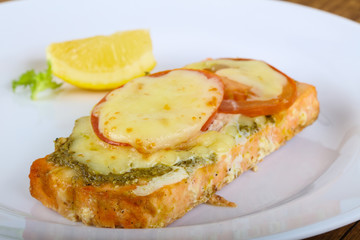 Baked salmon with pesto