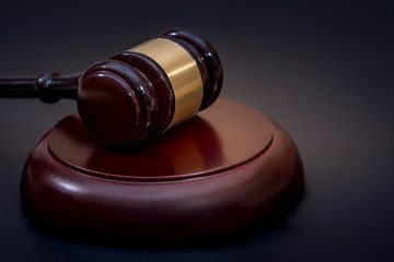 Obraz premium Wooden brown Judges gavel isolated on black