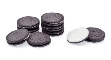 Obraz na płótnie Canvas Chocolate cookies with cream filling isolated on white backgroun