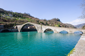 Fototapeta na wymiar Ponte del Diavolo or Ponte della Maddalena, Borgo a Mozzano, Luc
