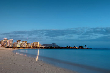 Fototapeta premium Long exposure of Diamond Head and Waikiki skyline as seen from Ala Moana Beach Park