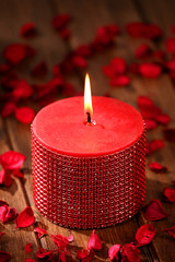 Valentines round candle with flame red potpourri