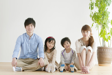床に座る4人家族