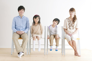 Obraz premium 椅子に座る4人家族