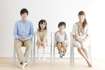 Obraz premium 椅子に座る4人家族
