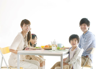 Obraz na płótnie Canvas 4人家族の朝食風景