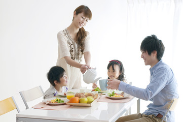 Obraz na płótnie Canvas 4人家族の朝食風景