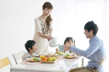 4人家族の朝食風景