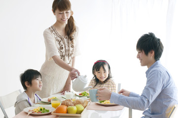 4人家族の朝食風景