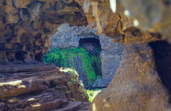 Fototapeta Tal / Oase Gjáin, Höhlen im Tuffgestein und Basalt, Moos, Þjórsárdalur, Suðurland, Island, Europa