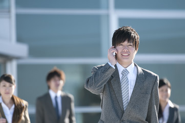 スマートフォンで電話をするビジネスマン